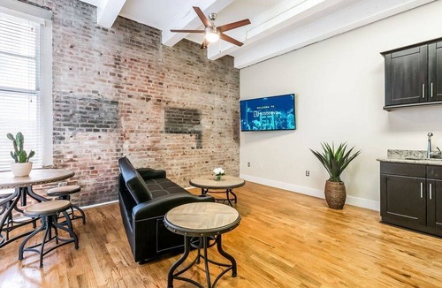 Central Business District Hotel | Gorgeous condo in Merchant Lofts by Hosteeva