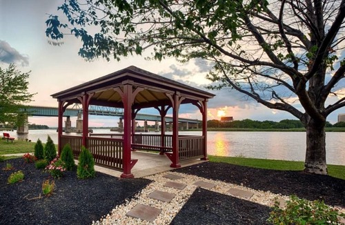 Secaucus House | Vacation Day Is Always A Great Idea! Free Parking and Pet-friendly Property