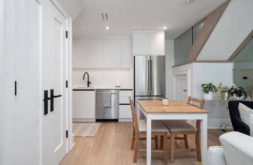 New Toronto House | Vacay By The Lake In This Cozy Garden Suite!