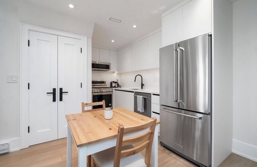 New Toronto House | Vacay By The Lake In This Cozy Garden Suite!