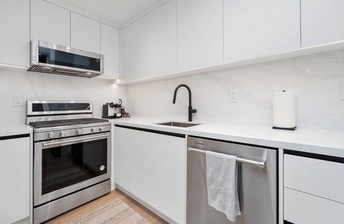 New Toronto House | Vacay By The Lake In This Cozy Garden Suite!