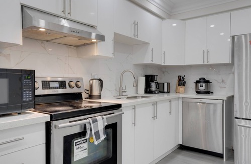 Vaughan House | Vaughan cozy room near Wonderland with office workspace with internet