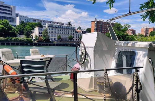 Joinville-le-Pont Boat Rental | Vedette Hollandaise sur la Marne, au Charmant Port de Joinville Près de Paris