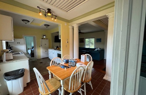 Fedhaven House | Vibrant 1936 Lakefront Hideaway