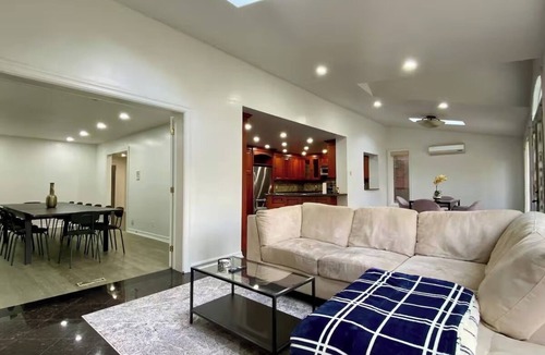 Richmond Hill House | Vibrant City Retreat
