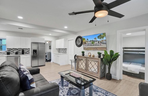 North Miami Beach House | Vibrant Miami Escape 3-bedroom house WiFi and Free Parking
