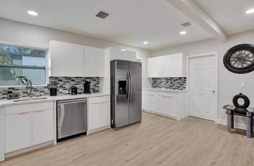 North Miami Beach House | Vibrant Miami Escape 3-bedroom house WiFi and Free Parking