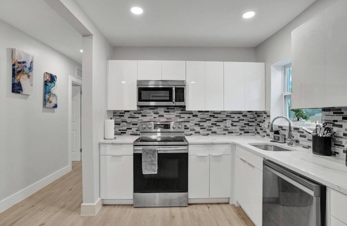 North Miami Beach House | Vibrant Miami Escape 3-bedroom house WiFi and Free Parking