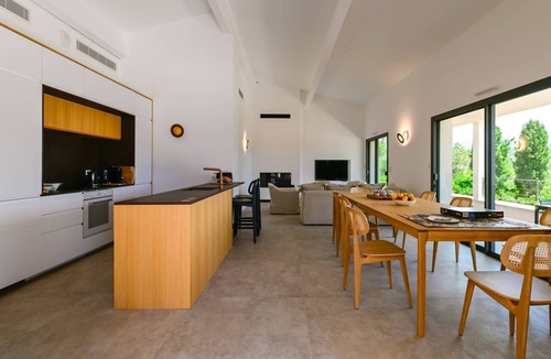 Isolella House | VILLA ARIANA- Beachfront with pool and 4 bedrooms