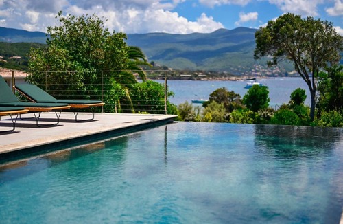 Isolella House | VILLA ARIANA- Beachfront with pool and 4 bedrooms