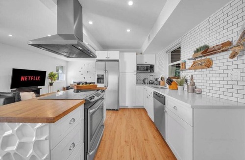 North Miami House | Villa Maris, Modern 5BR Getaway Near Miami Beach