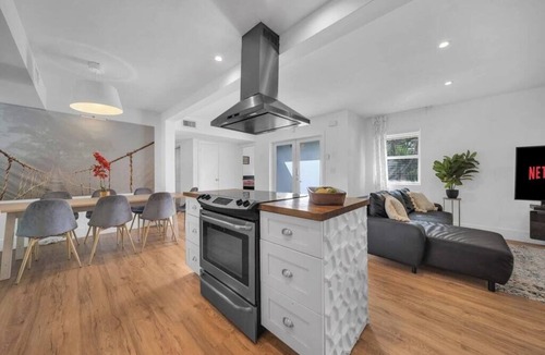 North Miami House | Villa Maris, Modern 5BR Getaway Near Miami Beach