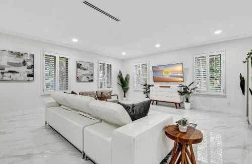 Pinecrest Villa | Villa Oasis with Heated Pool,Sauna, BBQ and Pool Table