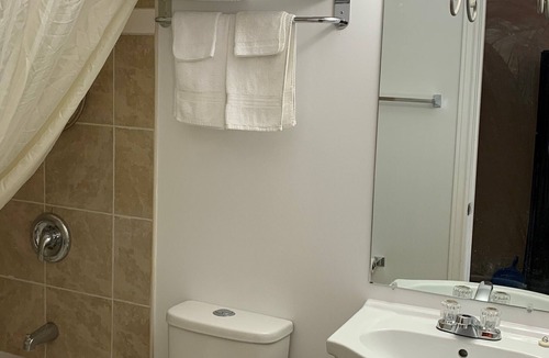 Lively Hotel | Village Inn & Suites
