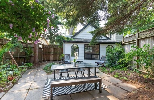 Leslieville House | Vintage Cottage minutes from downtown