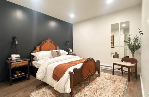 Connellsville House | Vintage Vogue Suite, Patio Fire Pit Grill, WI-FI