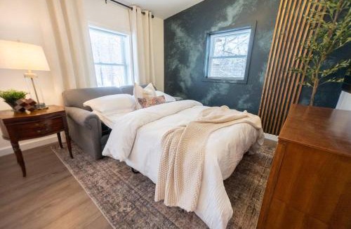 Connellsville House | Vintage Vogue Suite, Patio Fire Pit Grill, WI-FI