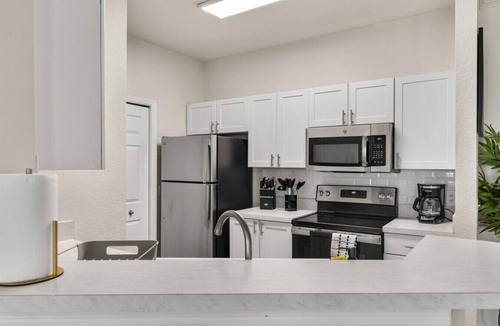 County Line Coalition Apartment | Vista Lagoon Close to USF