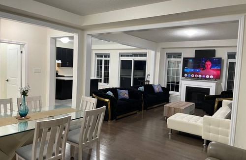 Brampton House | VRBO 6 Bedroom 3.5 Bath Awesome Corner Property for SHORT TERM RENTAL