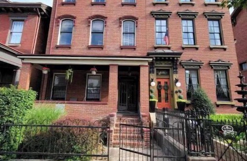 Wilkinsburg Apartment | WALK TO ACRISURE AND PNC STADIUMS FROM 1BR. JUNIOR SUITE IN MEXICAN WAR STREETS