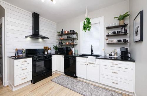 Highland Square House | Walk to Highland Square, Sleeps 8