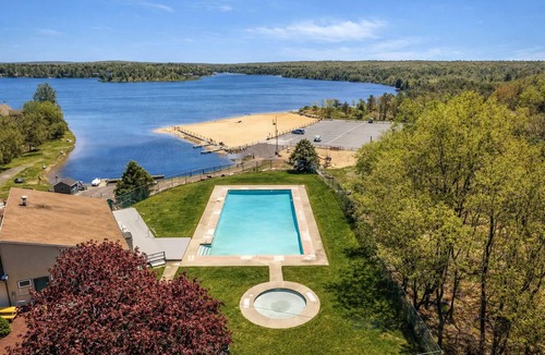 Albrightsville House | Walk to lake beach/pool 5BR, hot tub, game room.