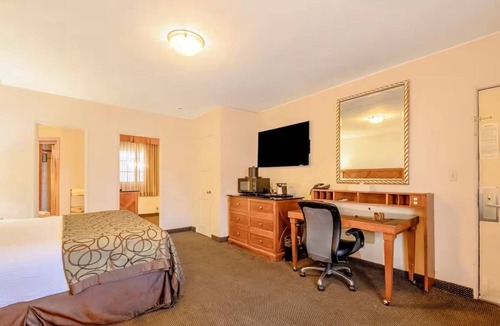 Yuma Townsite Hotel | Walk to Local Restaurants | Executive Suite | Onsite Outdoor Pool
