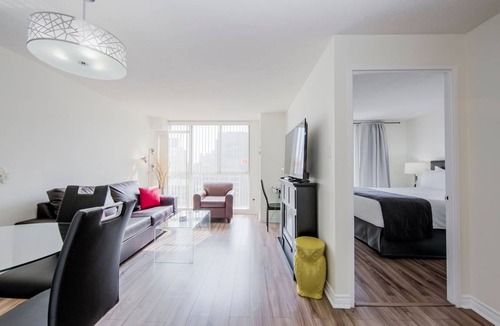 Bay Street Corridor Apartment | Walk to Sick Kids Hospital Bay St. Condo (Sleeps 4) w Big Balcony & Free Parking