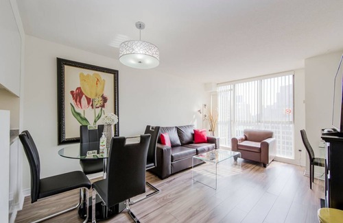 Bay Street Corridor Apartment | Walk to Sick Kids Hospital Bay St. Condo (Sleeps 4) w Big Balcony & Free Parking