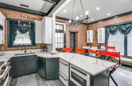 Stockade Historic District Apartment | Walkable Schenectady Getaway: 2-Unit Campus Hub