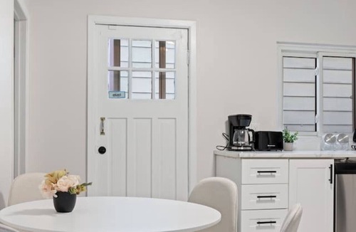 Walkerville Apartment | Walkerville 1BR Apartment| Walk to Caesars Casino