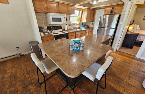 Chalk Hill Ski Chalet | Walking Distance to Klay Winery & Distillery with Hot Tub!