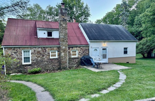 Altoona House | Walking distance to the Penn State Altoona Campus! Spacious 6-bedroom house!