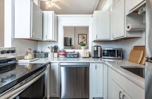 East Allegheny Apartment | 🏰Warren Castle🏰 - Breathtaking Views of Pittsburgh 💙