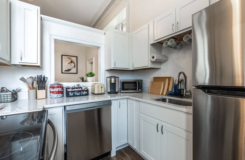 East Allegheny Apartment | 🏰Warren Castle🏰 - Breathtaking Views of Pittsburgh 💙