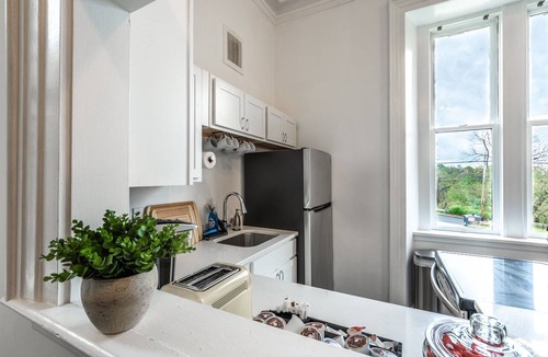 East Allegheny Apartment | 🏰Warren Castle🏰 - Breathtaking Views of Pittsburgh 💙