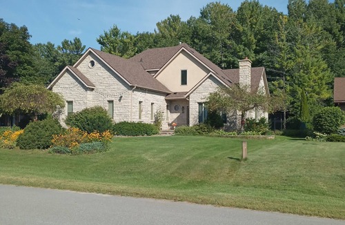 Wasaga Beach House | Wasaga Beach Retreat. 5 Queen, 2 singles. 6 min to Beach 6; 20 min to Blue Mtn.