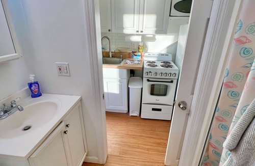 Northport Cottage | Waterfront Beach Cottage Studio Sunsets Private 90 mins MetLife