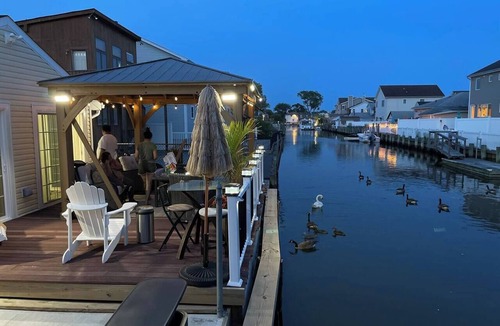 Bellmore House | Waterfront Beach House 30 Min from New York City