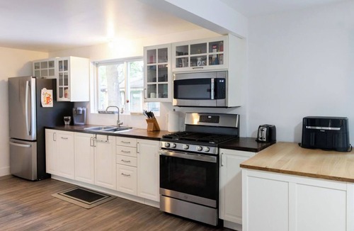 North Bay House | Waterfront comfort and space—your ideal family getaway or work vacation awaits !