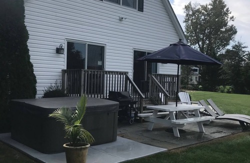 Unionville House | Waterfront Cottage, Private Hot Tub, Fire Pit, Pool - perfect Romantic Getaway