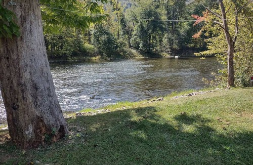 Swengel Cabin | Waterfront cottage on corner lot w/ hot tub, fire pit, & kayaks. Pet friendly.