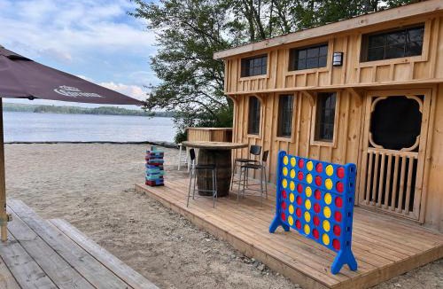 Ryerson House | Waterfront cottage with hot tub & private beach in Muskokas