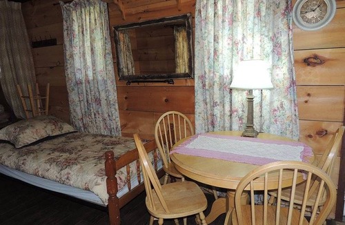 Grey Highlands House | Waterfront cozy cabin on private trout lake