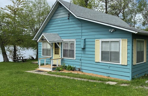 Waupoos Cottage | Waterfront Cozy Cottage heart of Waupoos Prince Edward County
