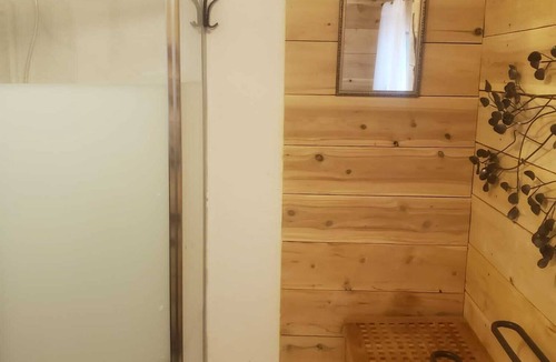 Grey Highlands Cabin | Waterfront cozy cabin on private trout lake