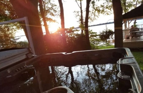 Picton Cottage | Waterfront Executive Retreat with a Hot Tub