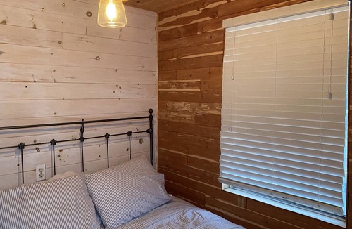 Parham Cottage | Waterfront Fully Renovated 4 Season Cottage
