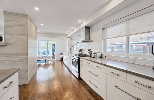 Barrie House | Waterfront home, city/sunset views & steps to beach, Sleeps 12 + new hot tub