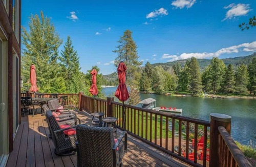 Sagle House | Waterfront Log Home, Dock, Hot Tub, and Pickleball